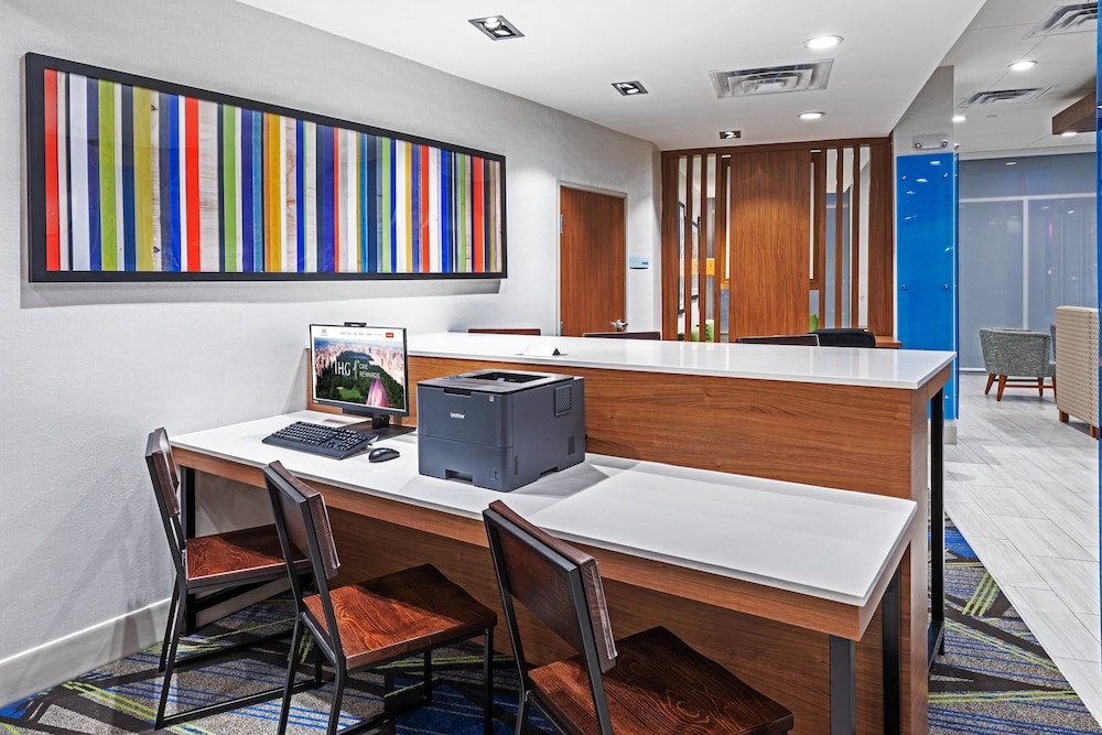 Holiday Inn Express Suites Stafford Nw Sugar Land An Ihg Hotel 51/56