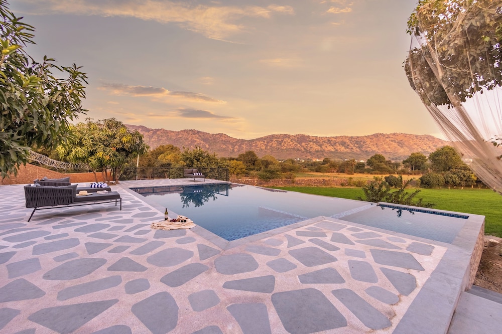 ELIVAAS Cows and Cuddles 4 BHK with Pvt Pool and Garden 59/68