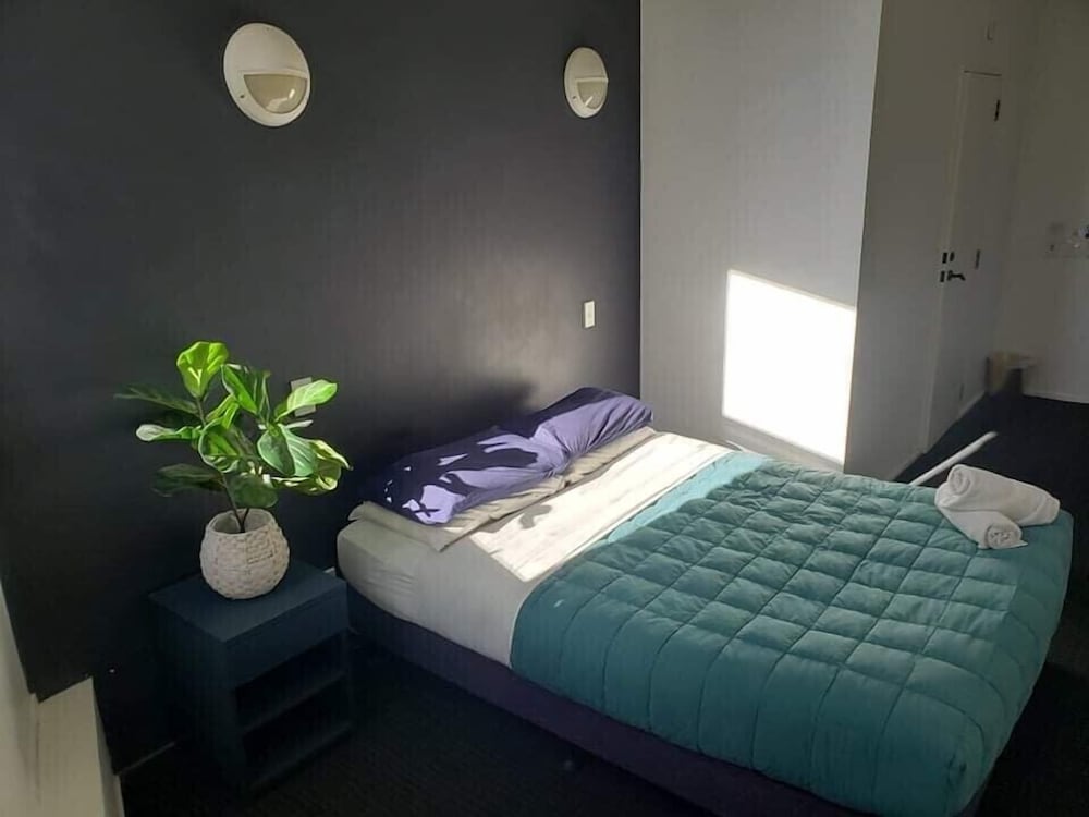 Nomads Capital Backpackers Wellington- Adults only 13/63