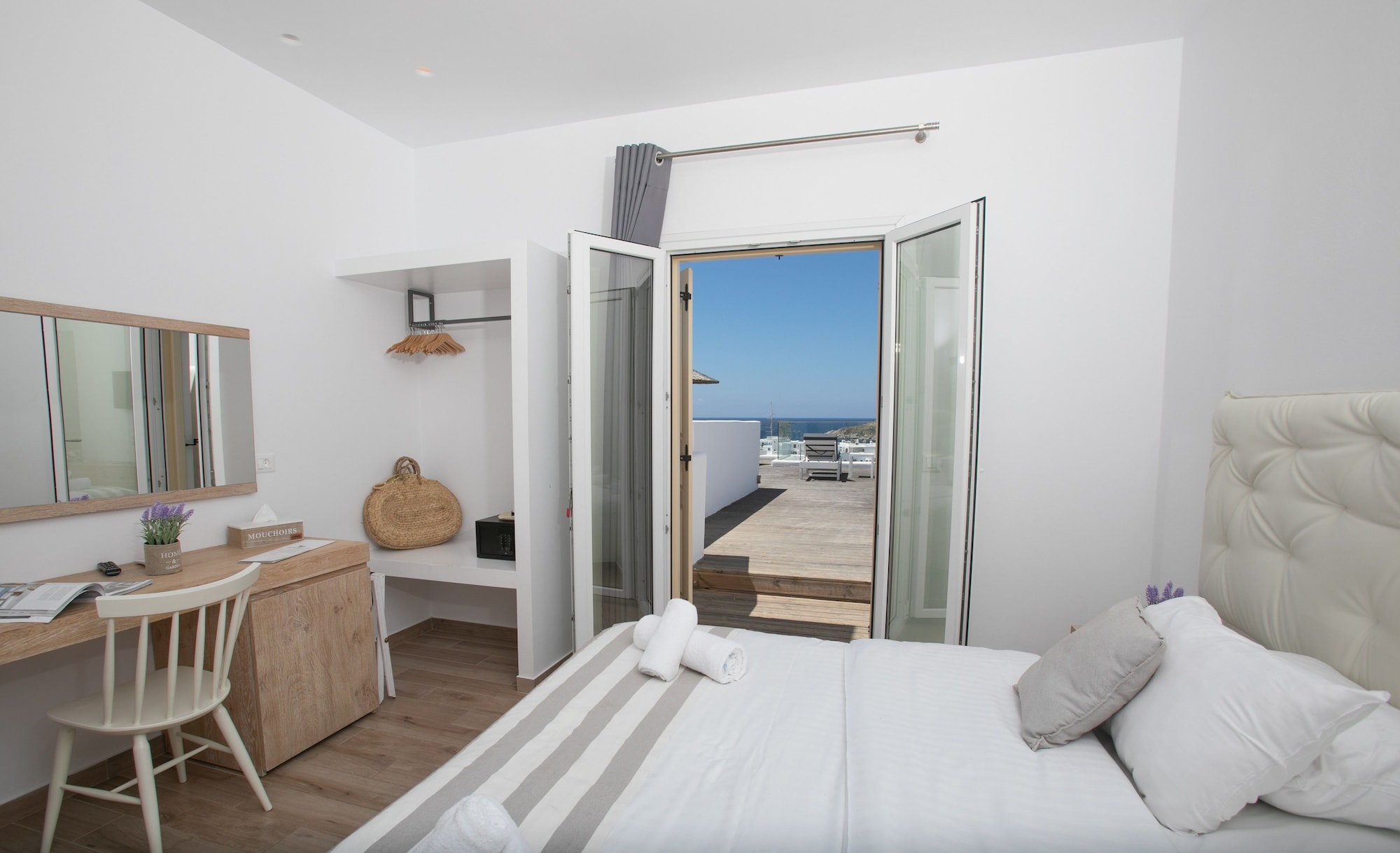DELUXE, DOUBLE OR TWIN BED, SEA VIEW