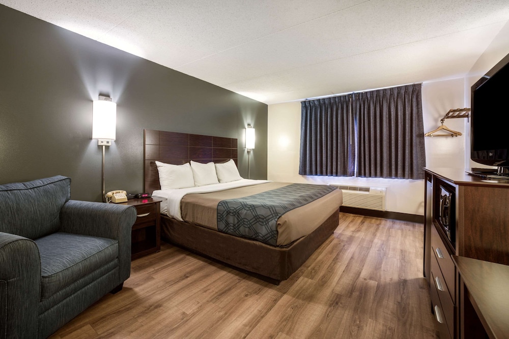 غرفة قياسية بسرير كينج يُسمح فيها بالحيوانات الأليفة في الطابق الأرضي، Econo Lodge Darien Lakes 2/6