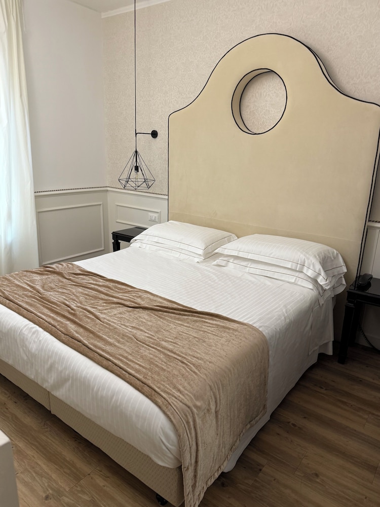 ROOM, SINGLE, DOUBLE BED