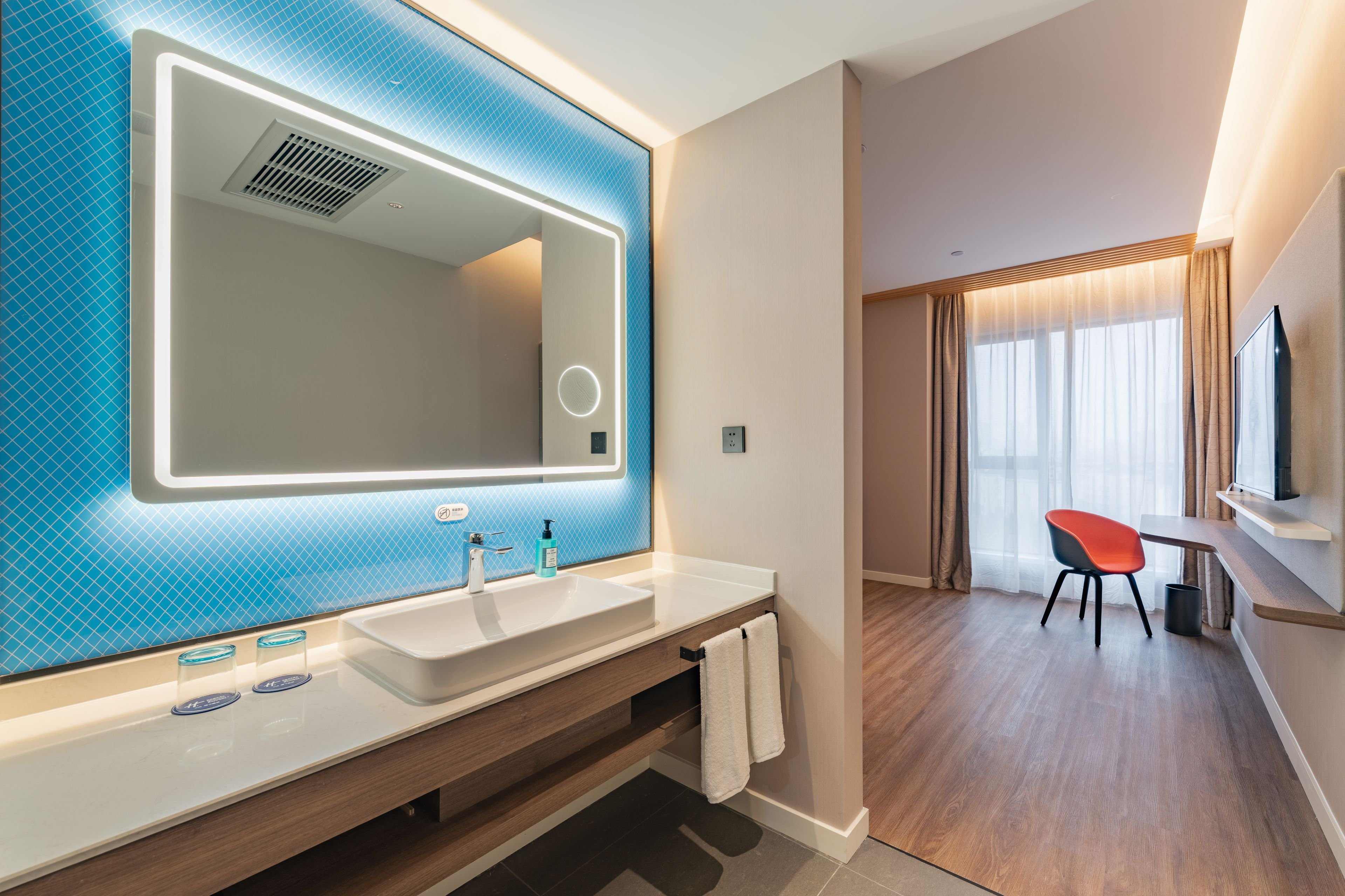 HOLIDAY INN EXPRESS Shanghai Expo Centre 50/50