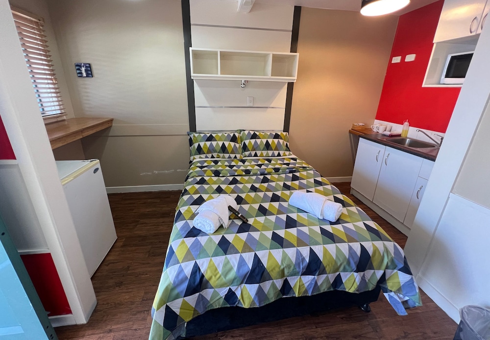 Astray Motel And Backpackers 25/66
