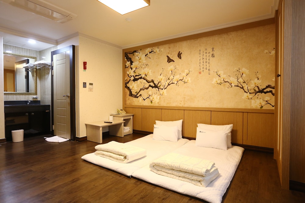 Tongyeong Anchovy Tourist Hotel 9/36