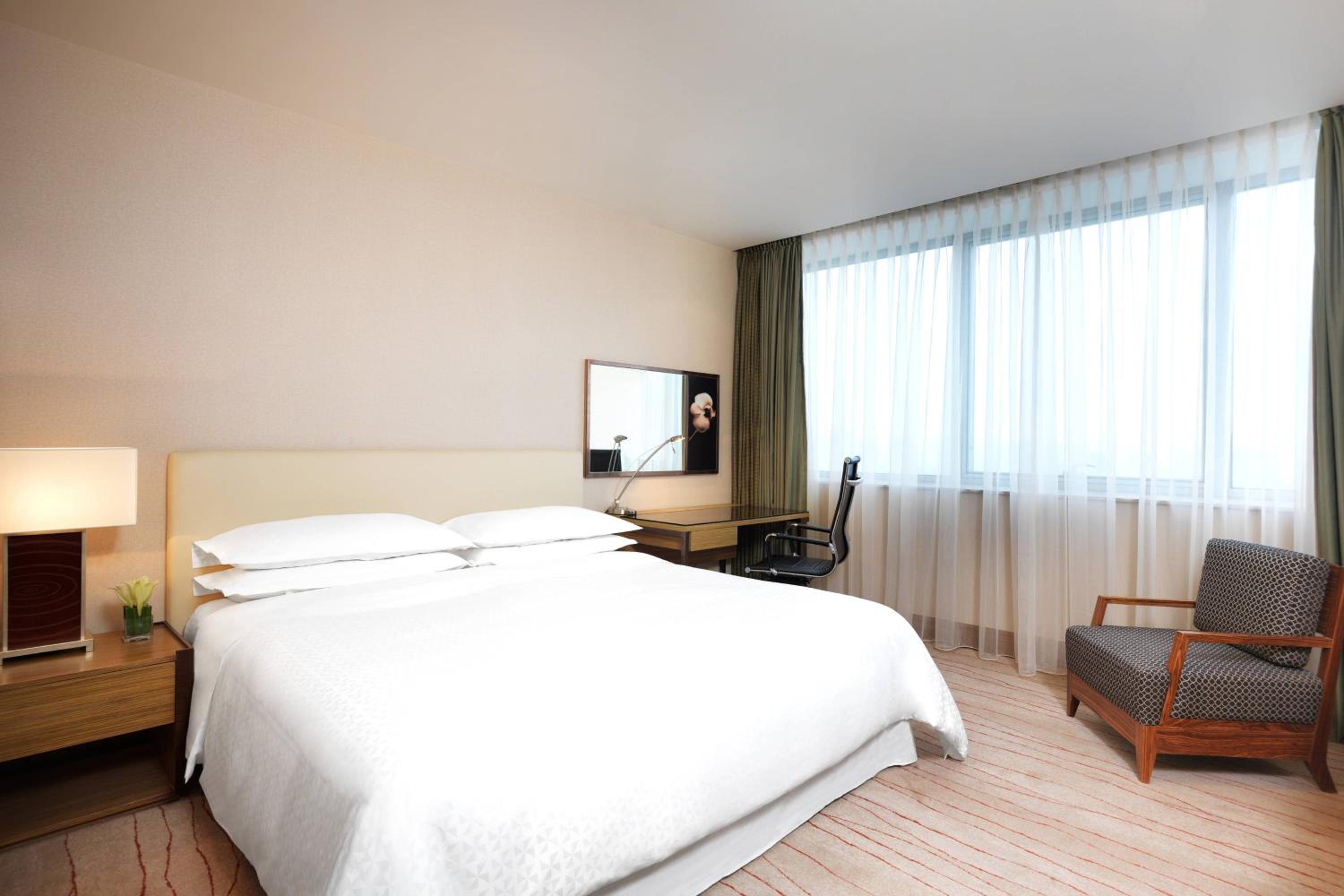Comfortable Room King Bed، Four Points By Sheraton Shanghai Daning 3/8