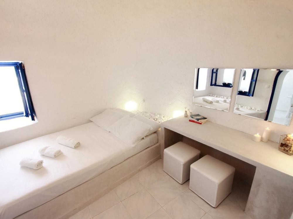 Blu Blanco Cave House 7/47
