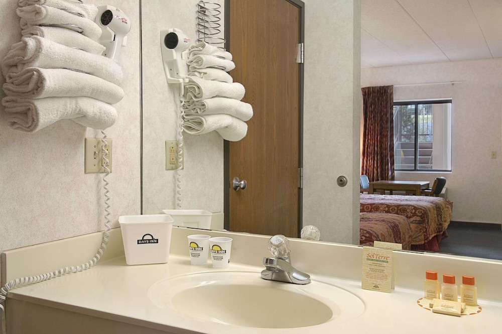 جناح بسرير كينج للمدخنين، Days Inn by Wyndham Morehead 5/7