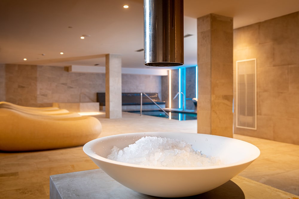 L Azure Hotel 63/64