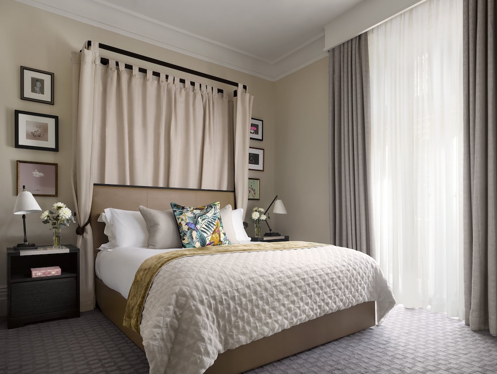 ROOM, QUEEN BED