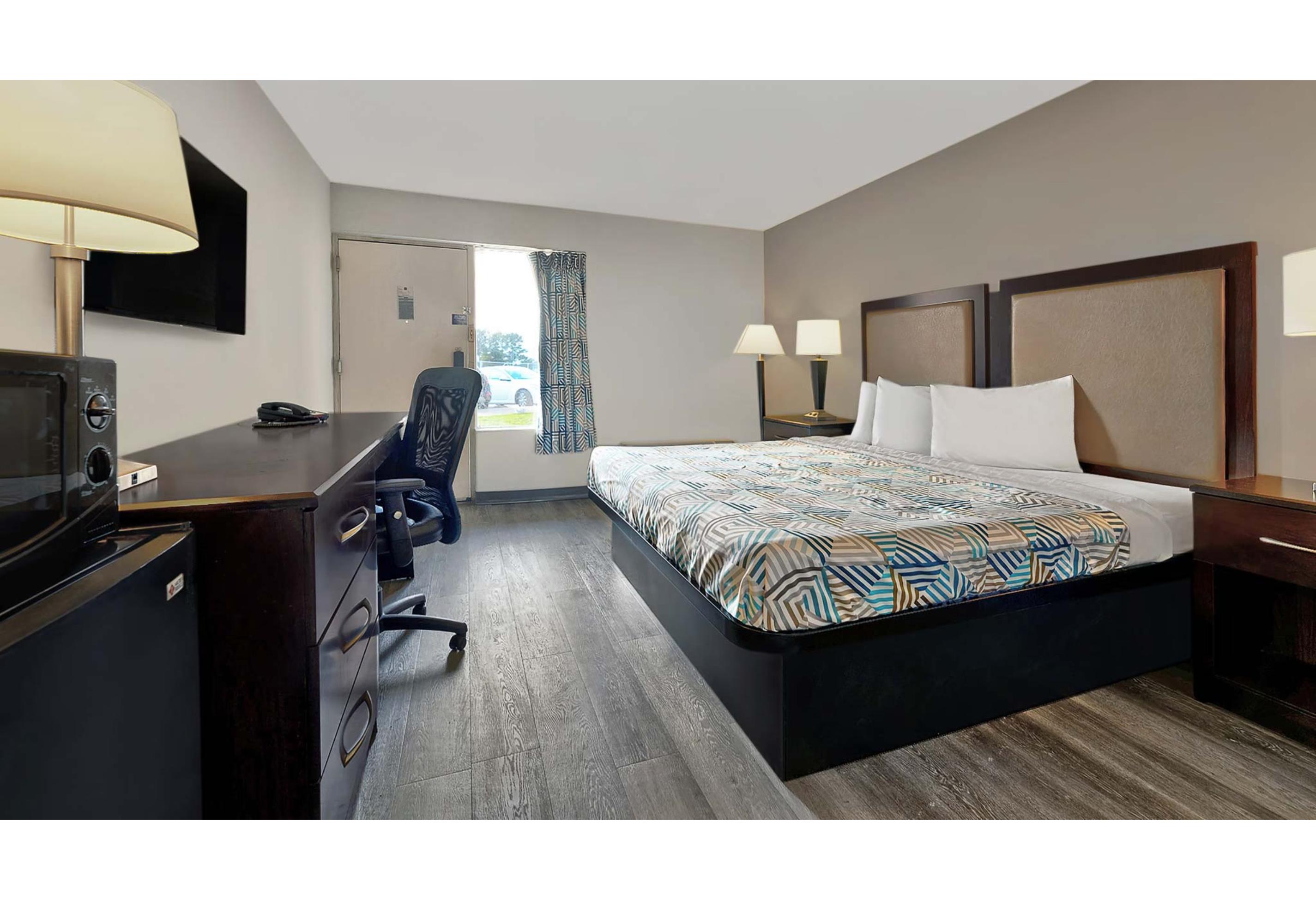 1 King Bed - Smoking