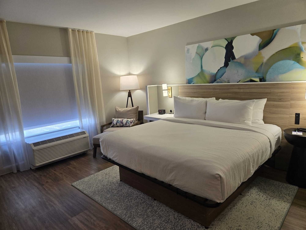 SUITE, KING BED, SOFA