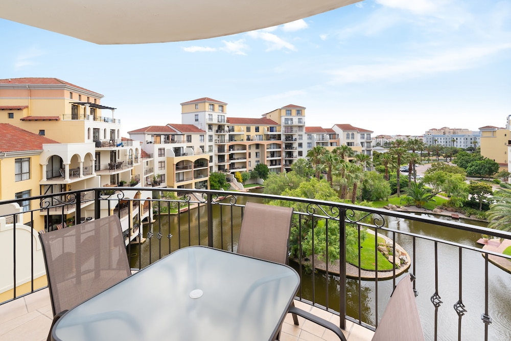 Century City Boutique Apartments 33/50