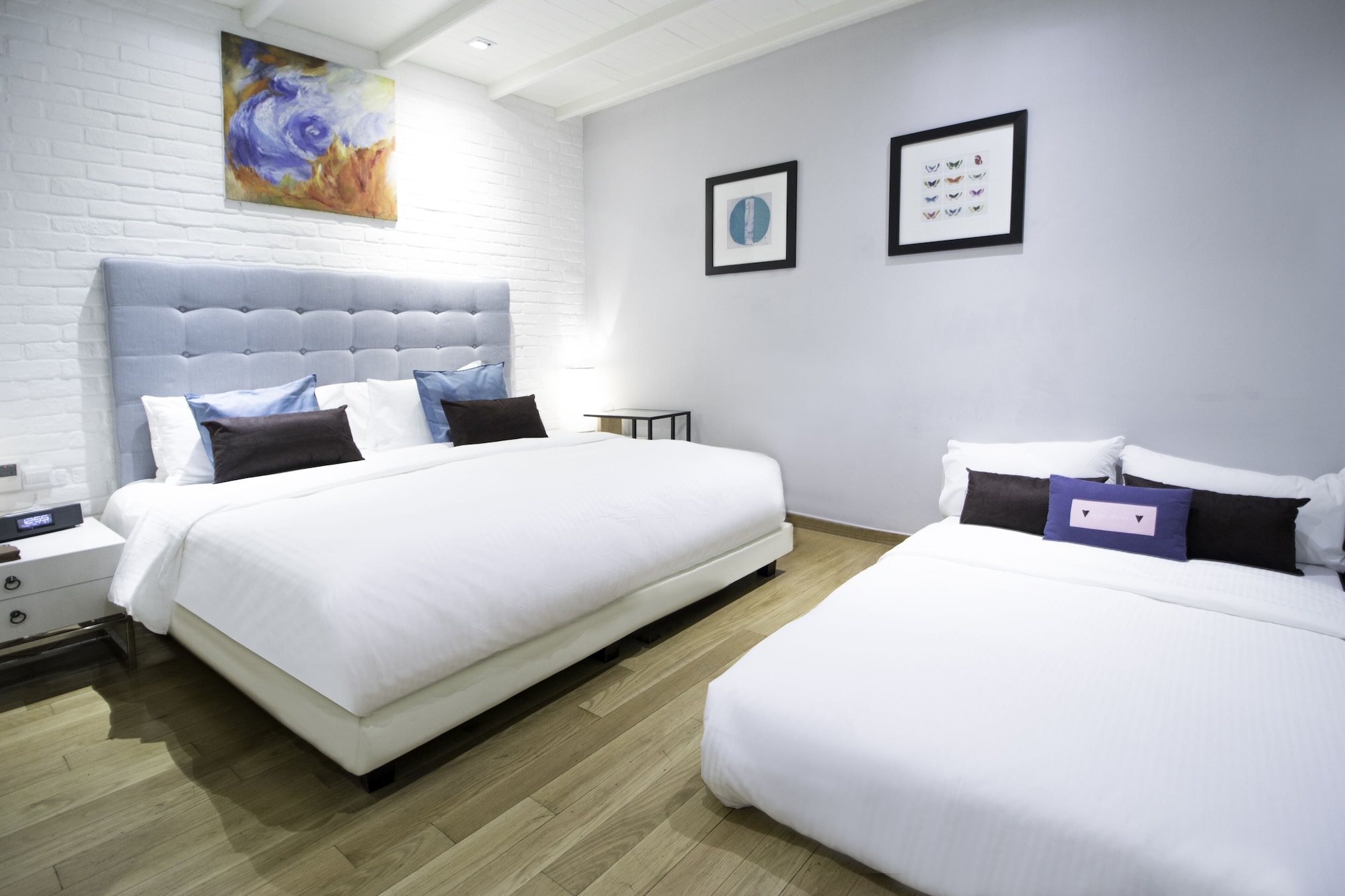 PREMIER, KING BED, NO WINDOW, SOFA