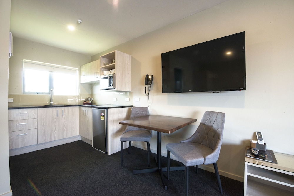 Ellerslie Palms Motel 30/68
