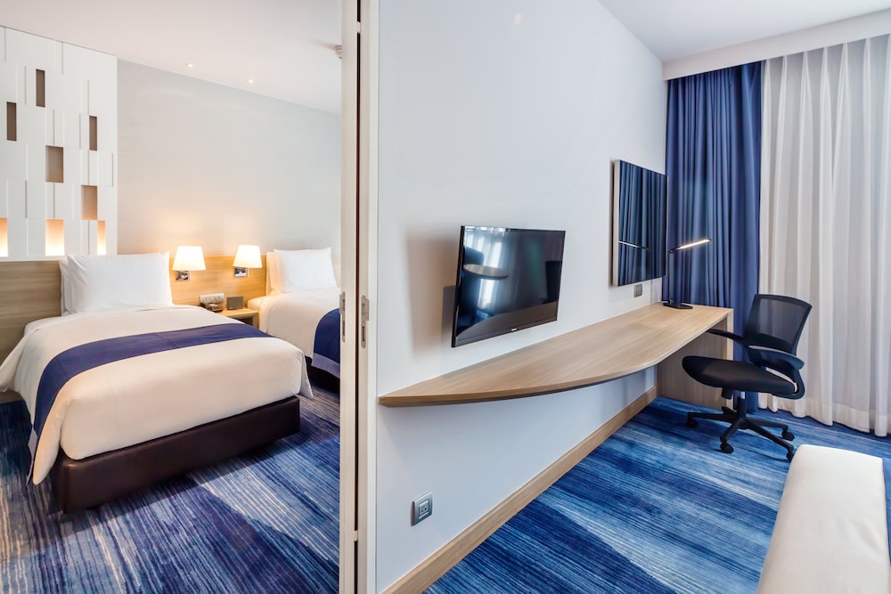 Holiday Inn Express Bangkok Soi Soonvijai 13/42
