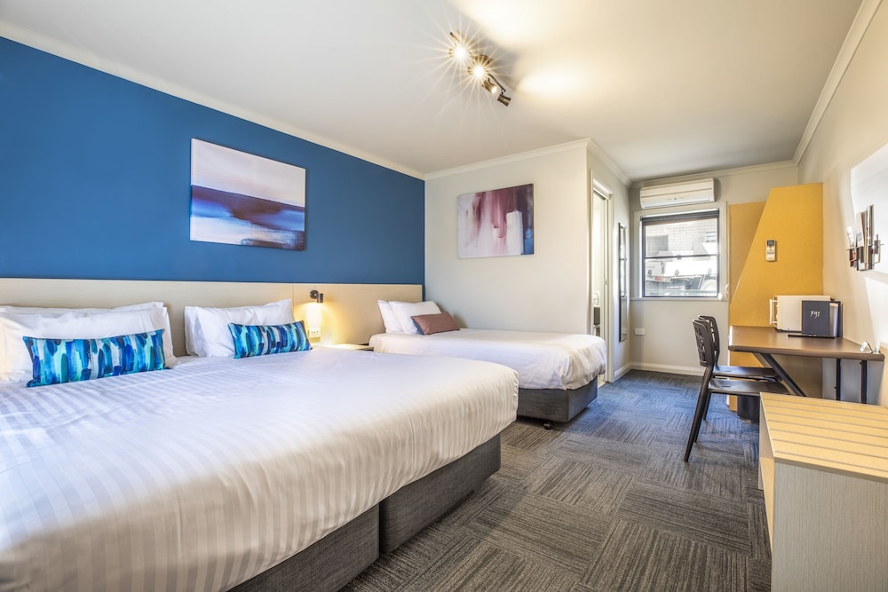 STUDIO, SINGLE, KING BED