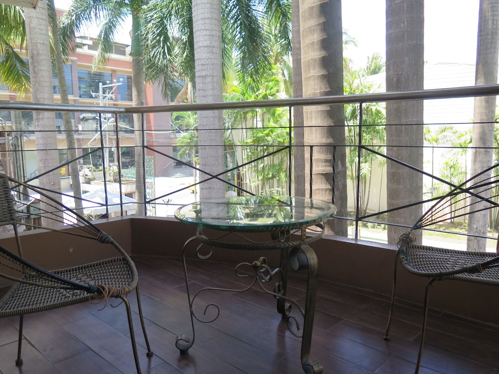 The Ritz Hotel At Garden Oases 19/33