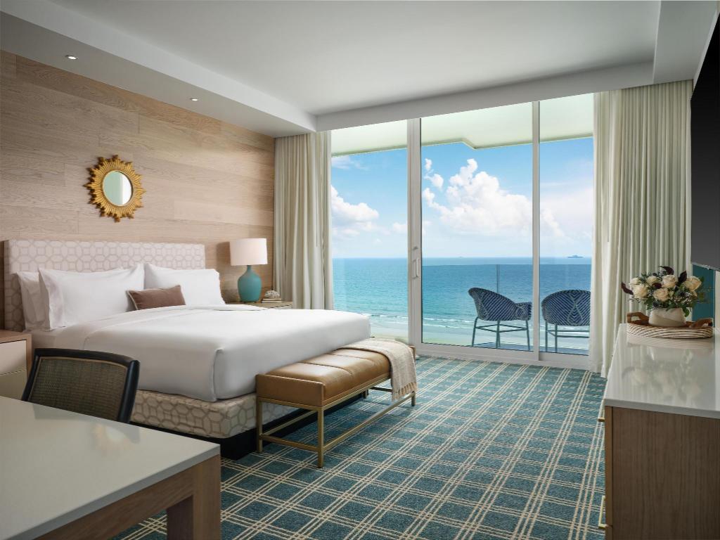 Suite, King Bed, Ocean Front, Sofa, Accessible