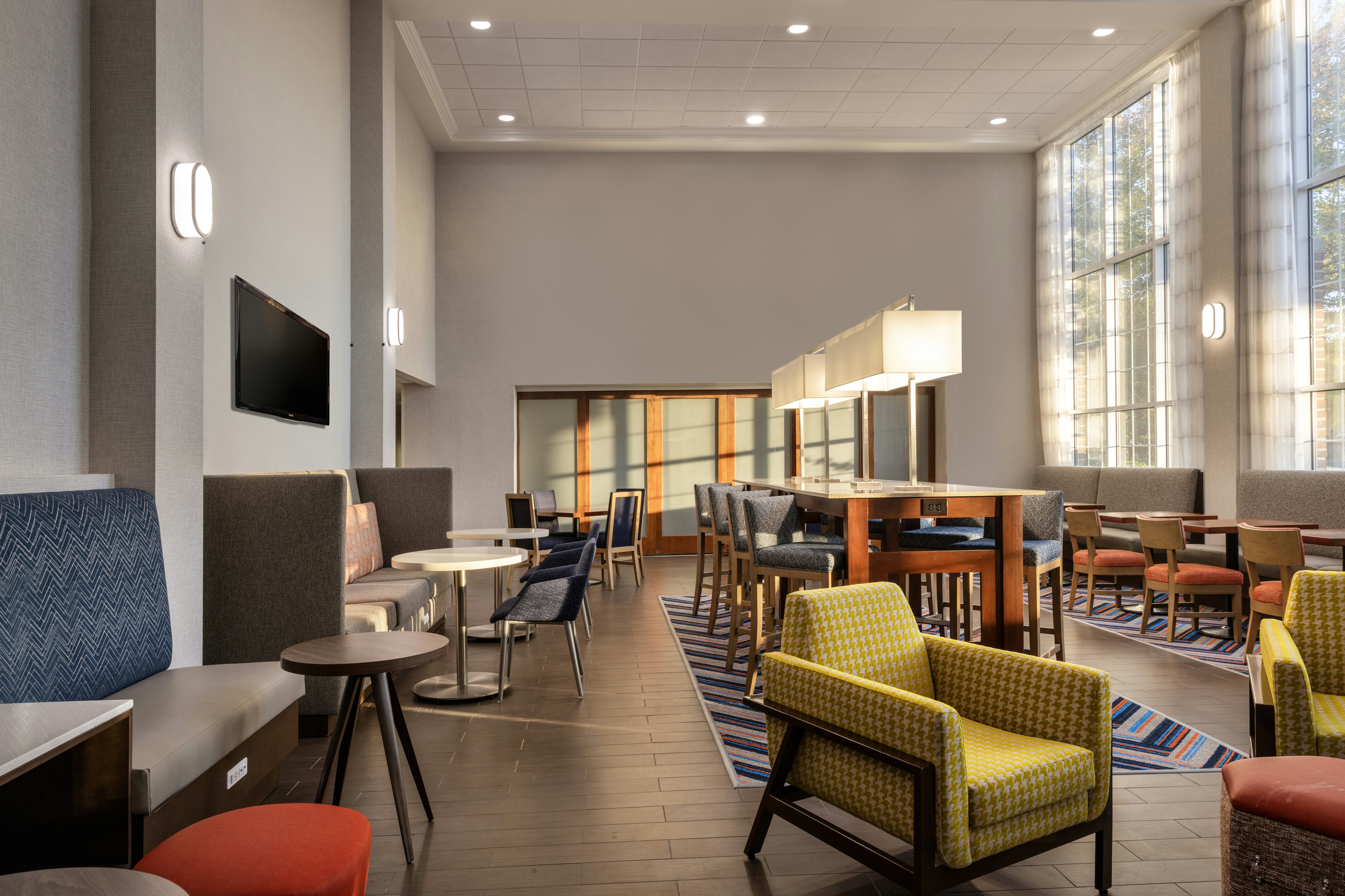 Hampton Inn & Suites State College At Williamsburg Square 14/15