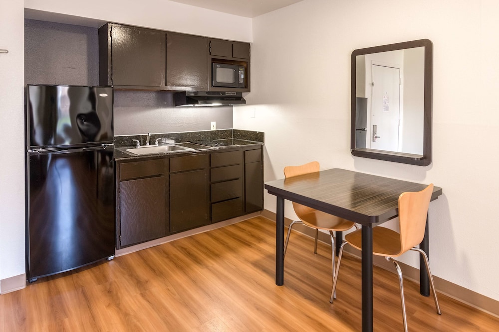 Deluxe, Suite, King Bed, Kitchenette, Studio6 Arlington, TX 5/7