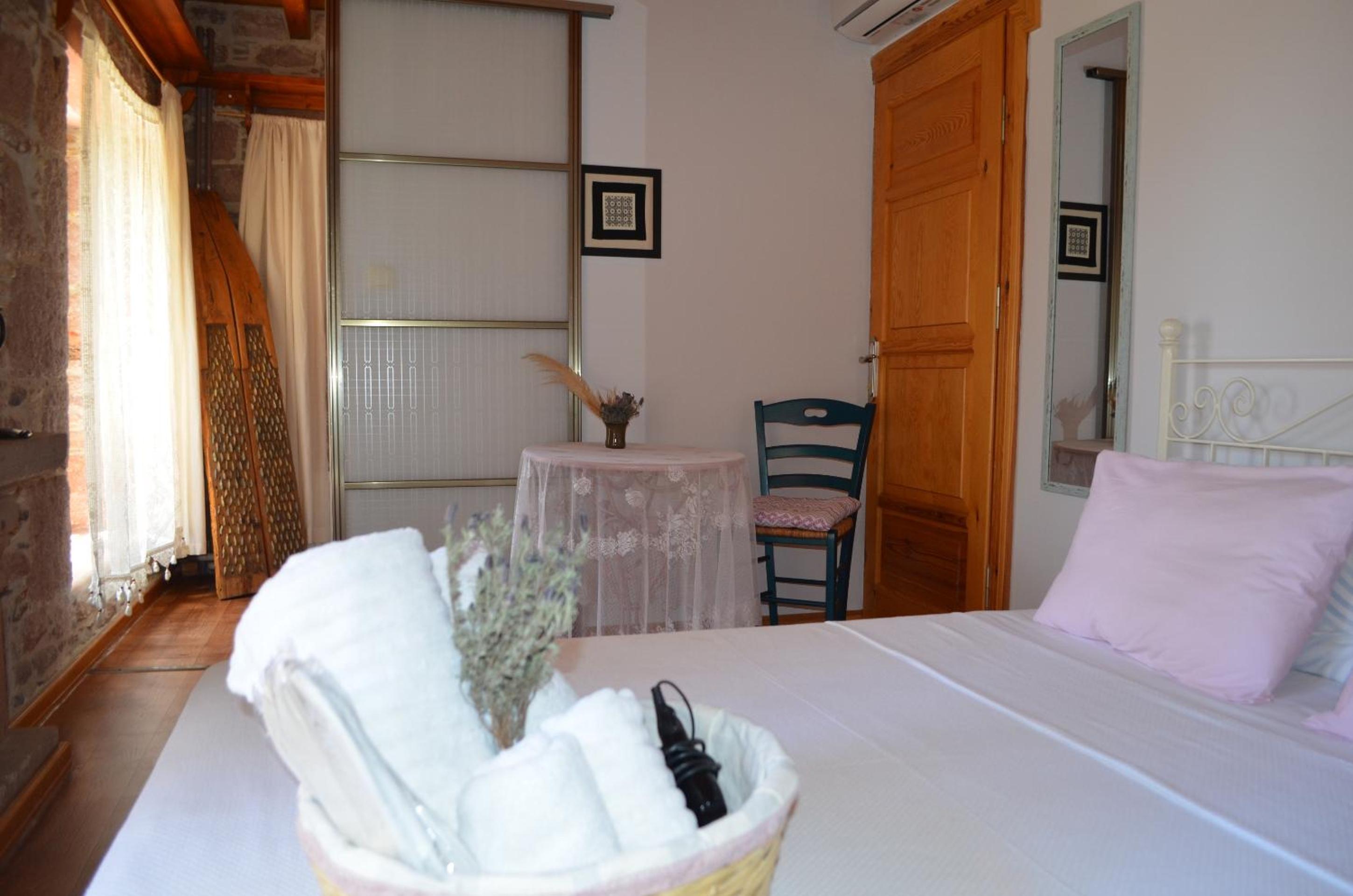 ROOM, QUEEN BED