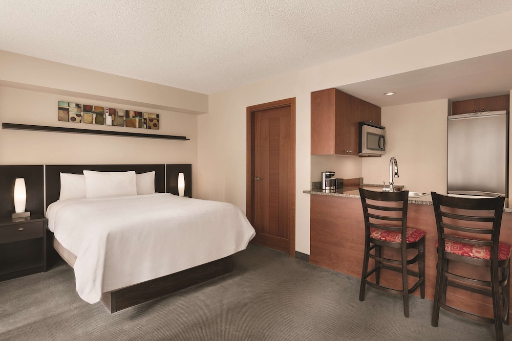 SUITE, QUEEN BED, SOFA, ACCESSIBLE