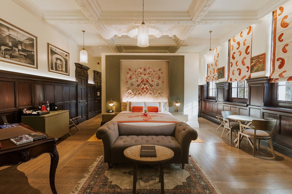 THE LALIT LONDON 55/72