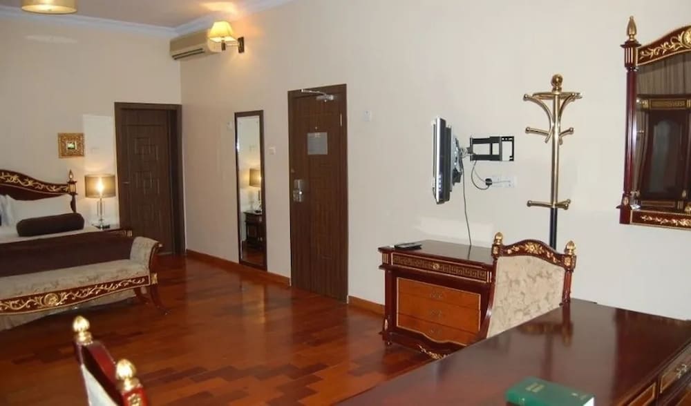 Golden Tulip Owu Crown Ibadan 33/45