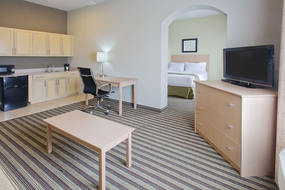 Holiday Inn Express Hotel And Suites Alvarado 35/50