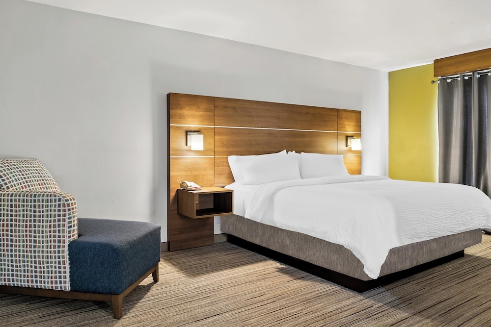 Standard, King Bed, Holiday Inn Express Hotel And Suites Marion 2/10