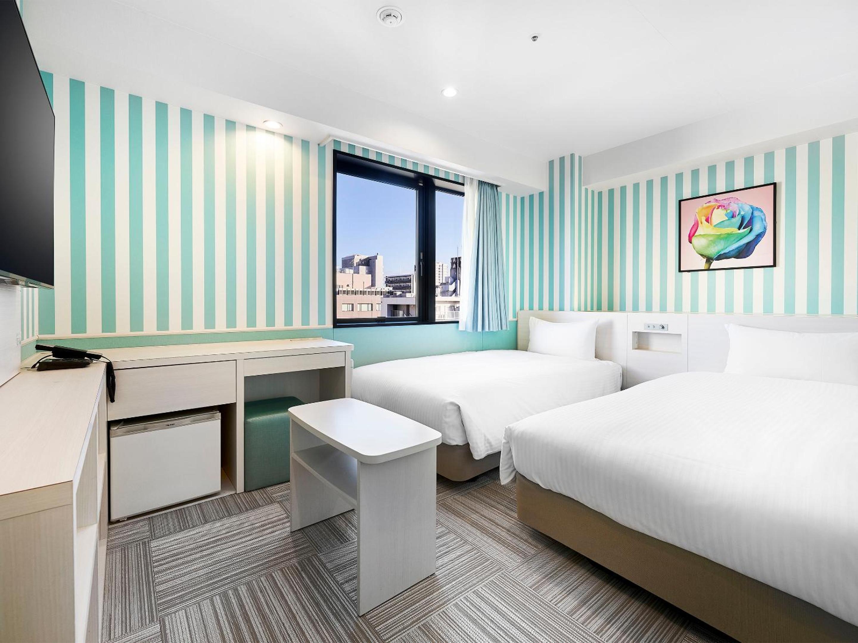 Connecting, Twin Beds