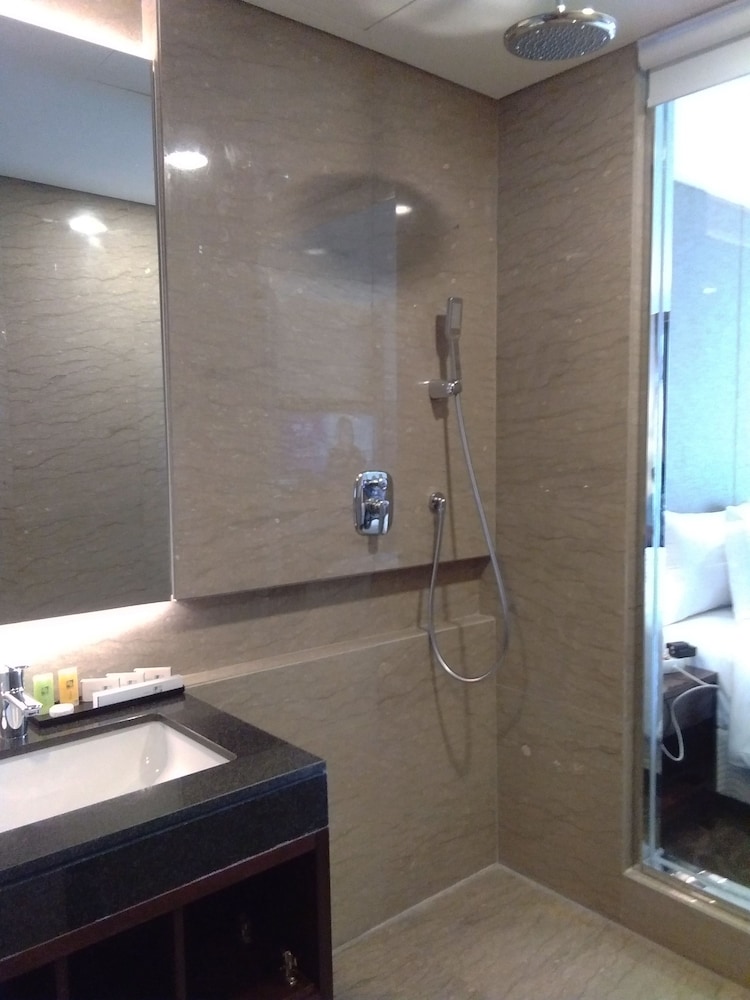 Swiss-Belhotel Serpong 34/37