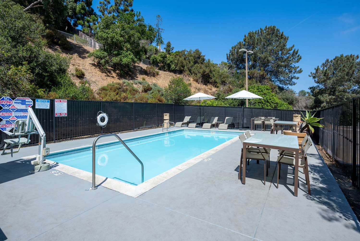 Days Inn By Wyndham Encinitas Moonlight Beach 25/46