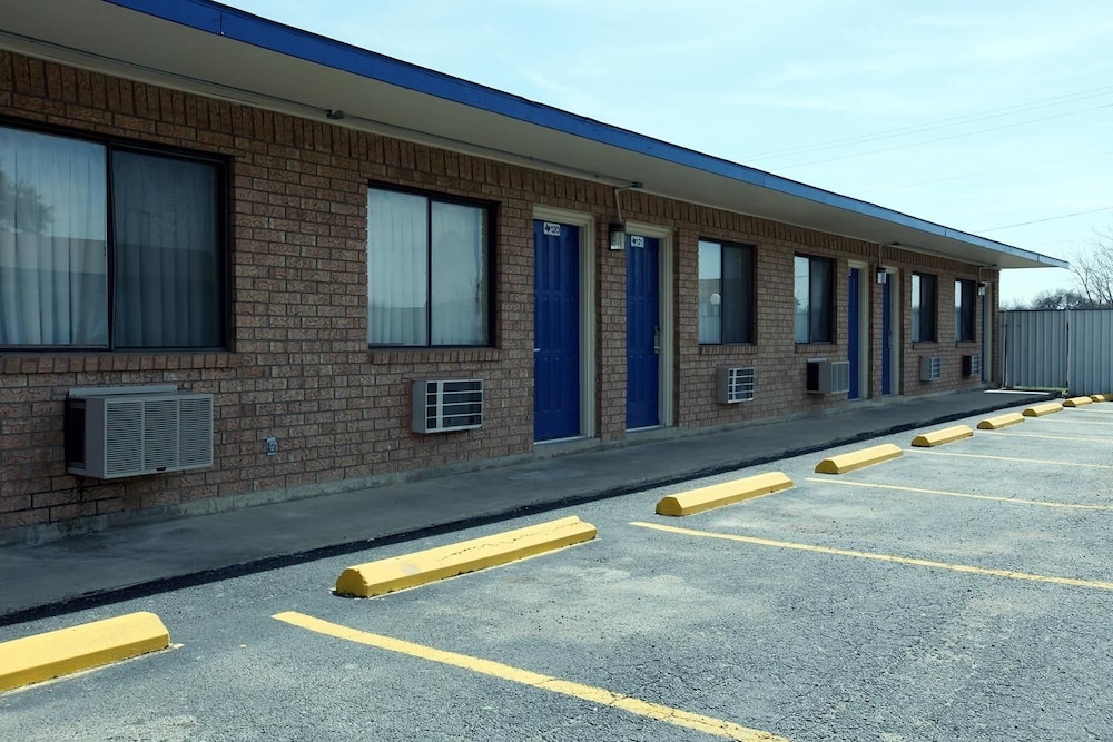 Americas Best Value Inn Comanche 1/12