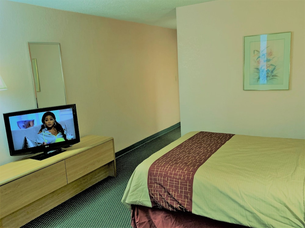 Red Carpet Inn & Suites Lima 12/64