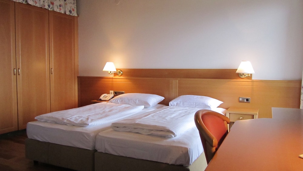 غرفة بسرير كينج بإطلالة على المدينة بشرفة، Hotel Schoene Aussicht 6/7