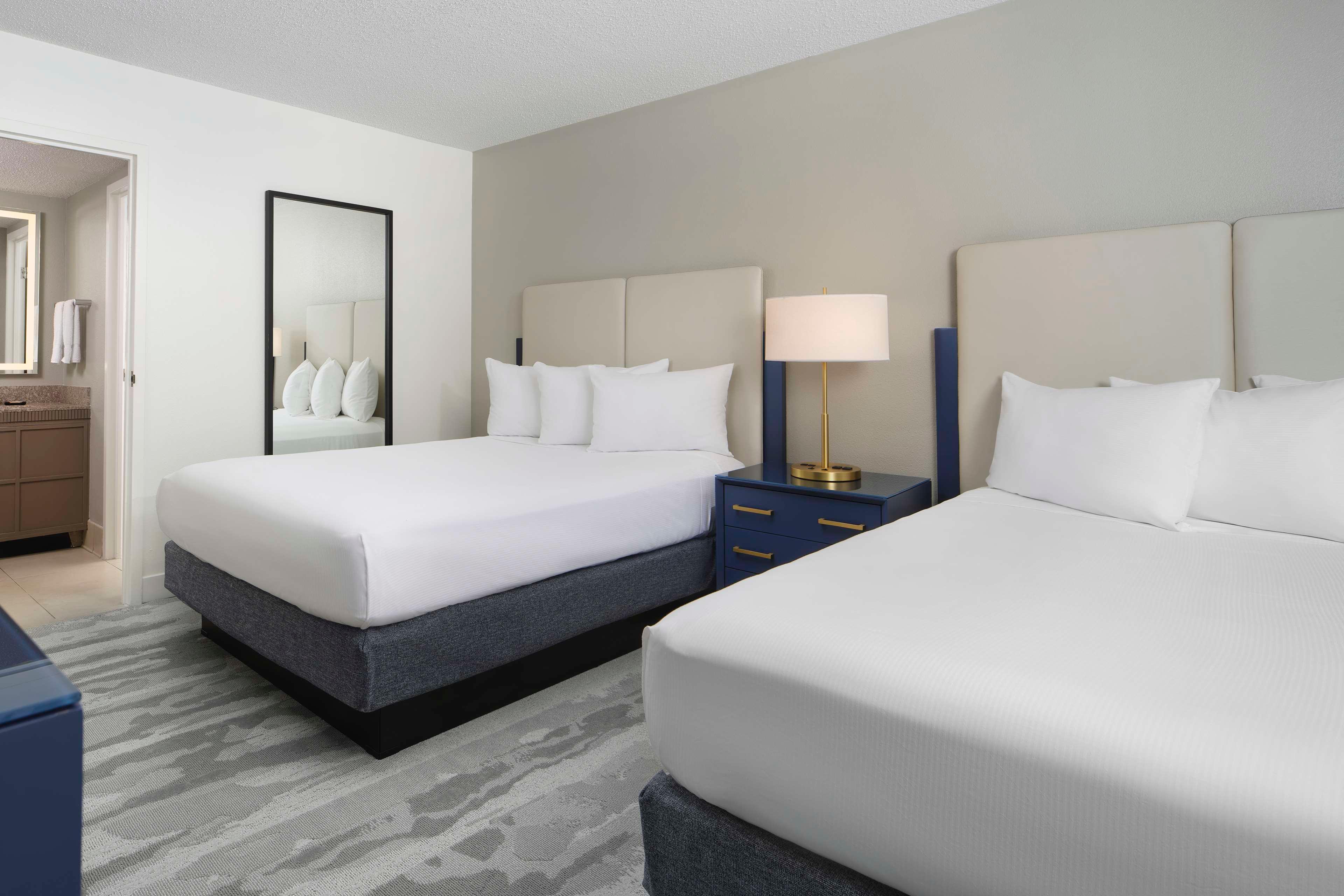 SUITE, 2 QUEEN BEDS, PARTIAL OCEAN VIEW, CORNER