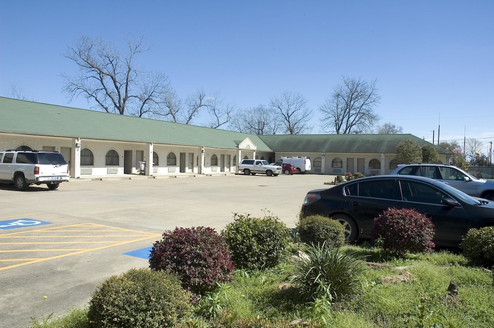 Budget Host, Hempstead Inn 3/35