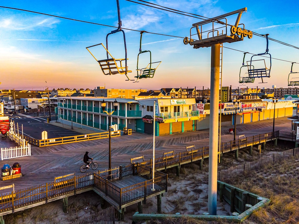 Boardwalk Sand & Surf Inn Oceanfront 44/55