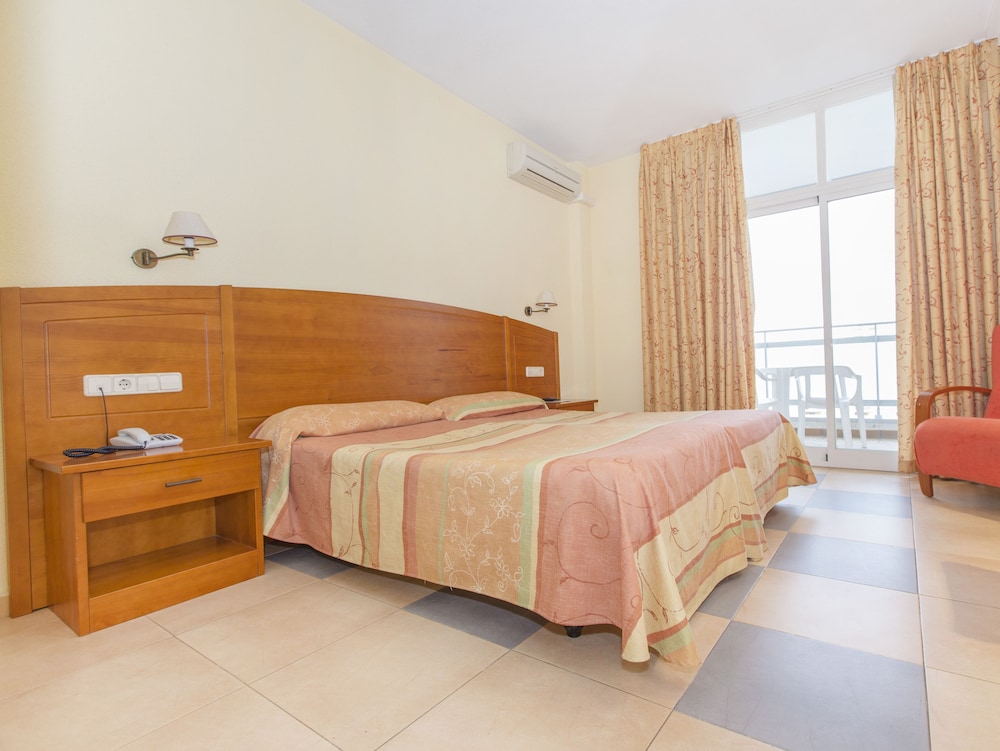 Tres Anclas Apts 9/50