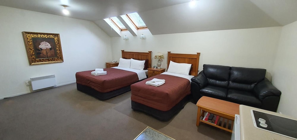 Rosewood Court Motel 34/48