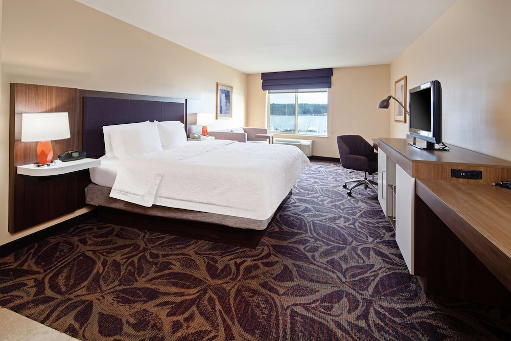 Hampton Inn Suites Bremerton 22/57