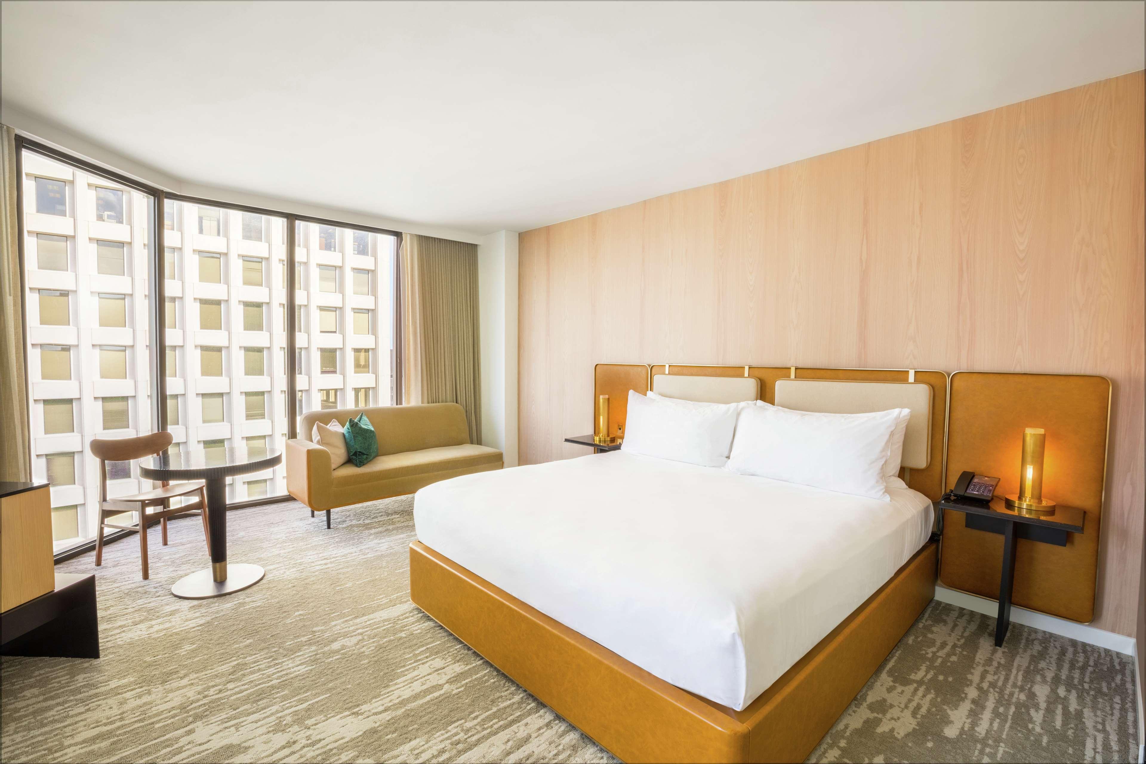 ROOM, KING BED, LARGE, HIGH FLOOR, CORNER