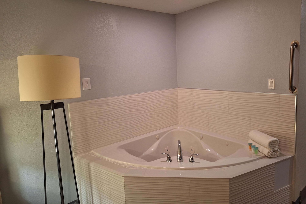 Travelodge by Wyndham Indianapolis Speedway 20/50