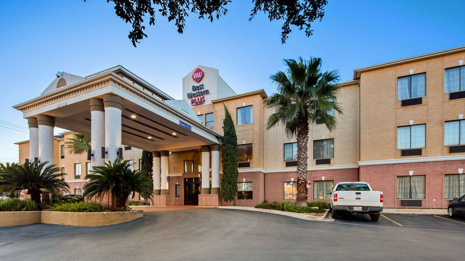 Best Western Plus Hill Country Suites 33/35