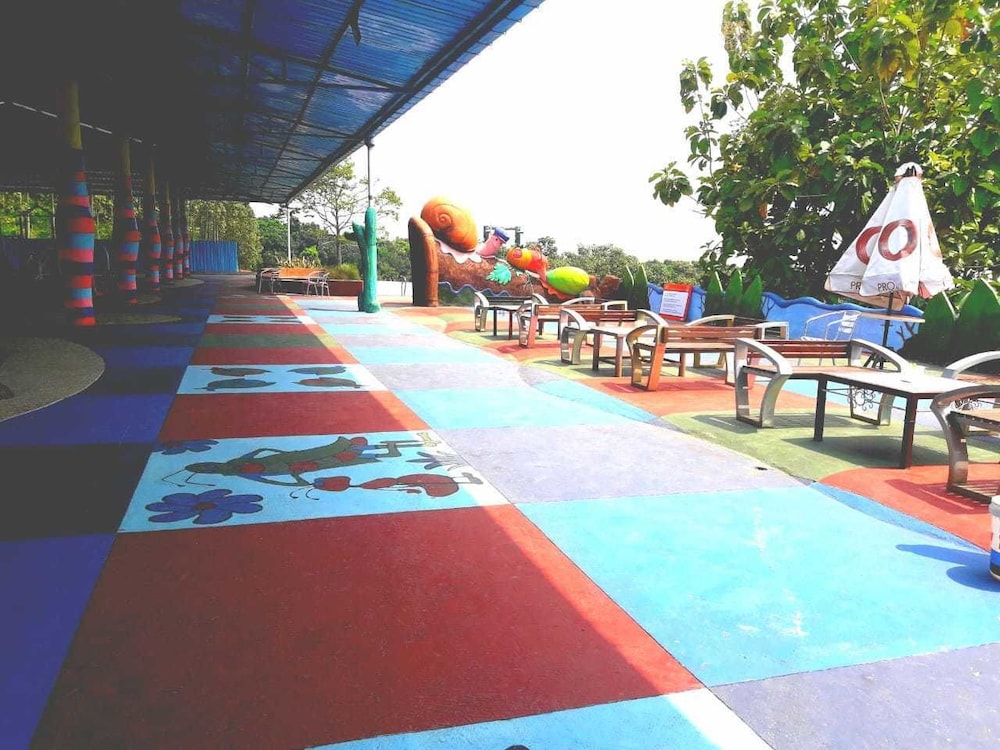 Royal Caravan Hotel and Outbond 43/58