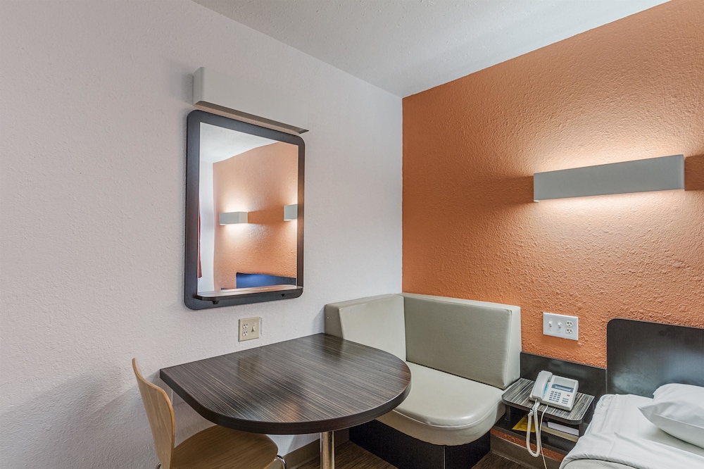Motel6 Oshkosh, WI 44/67