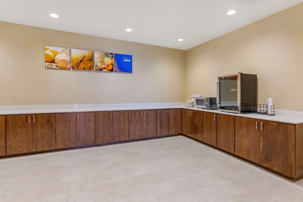 Comfort Suites Albuquerque Airport 8/34