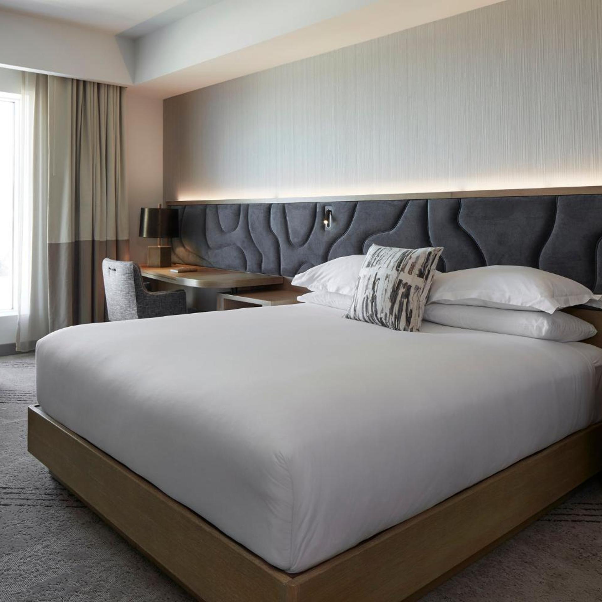 Essential, King Bed, Bathtub